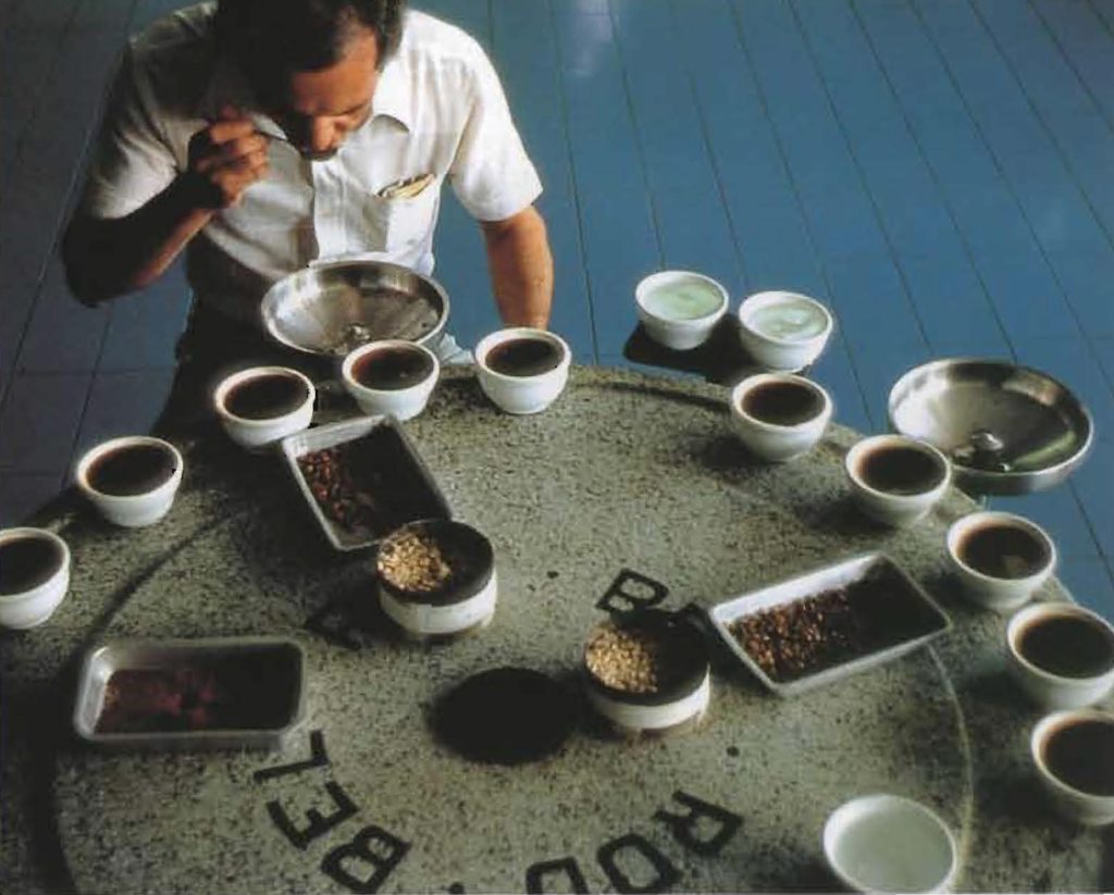 Un dégustateur professionnel devant des échantillons de café.