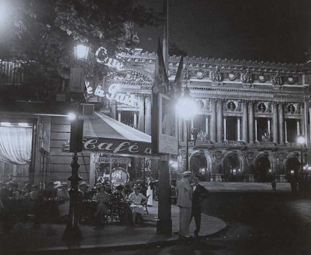 Aujourd'hui encore une institution, le Café de la Paix, la nuit, en 1938.