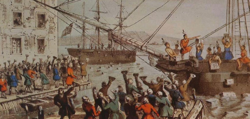 Des patriotes, déguisés en Indiens, manifestant contre les taxes imposées sur le thé par l'Angleterre, jettent la cargaison de la Compagnie des Indes dans le port de Boston, lithographie, 1846.