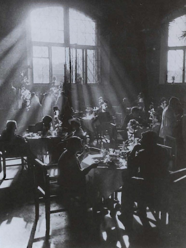 Un café dans l'entre-deux-guerres.