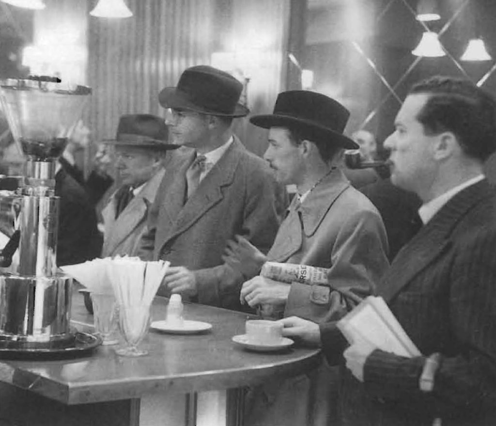 Même si de nombreux établissements en Grande-Bretagne s'inspirent de la traditionnelle terrasse de café parisienne, la plupart des nouveaux lieux, tel celui-ci situé dans Coventry Street à Londres, se distinguent vite par leur style propre.