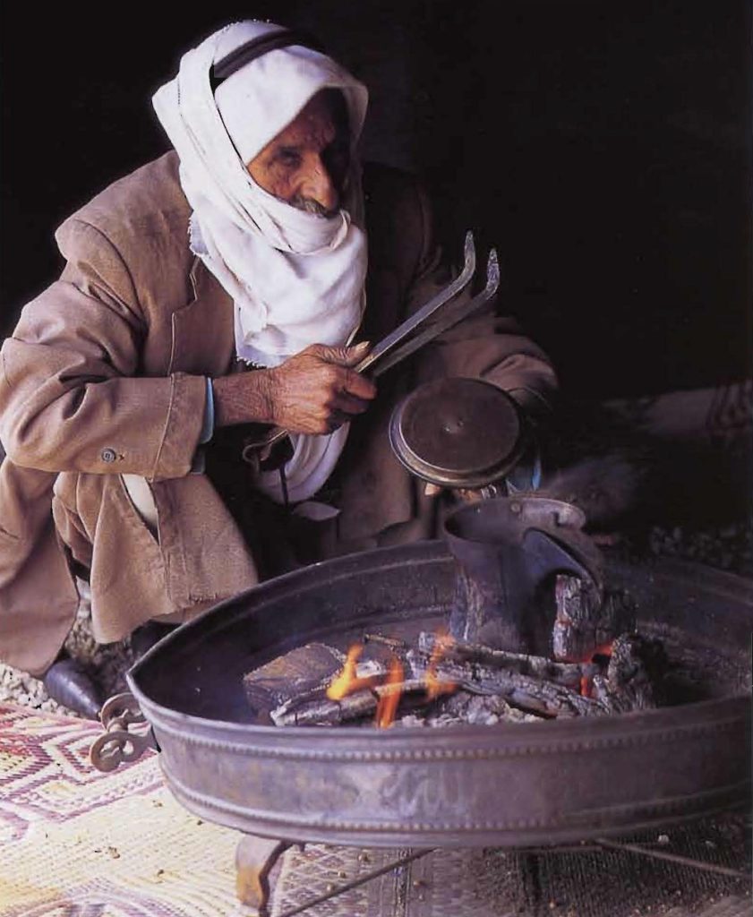Bédouin préparant le café selon la méthode arabe traditionnelle.