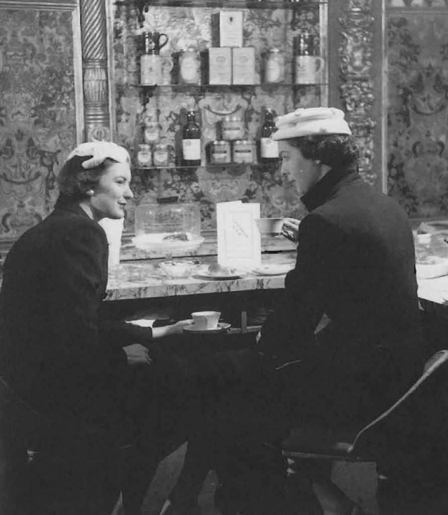 Durant les années 1950, en Grande-Bretagne, de nombreux cafés-bars voient le jour, ouverts aux hommes comme aux femmes.