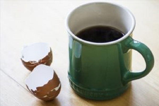 Comment utiliser des coquilles d’œuf dans le café pour une tasse moins acide ?