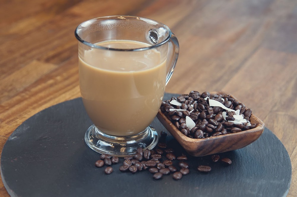 Devriez-vous boire du café avec de l'huile de noix de coco ?