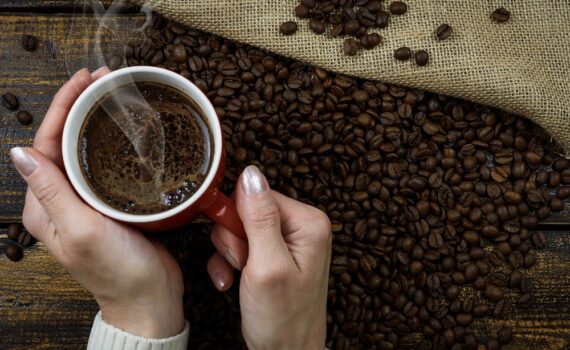 Grains de café, café instantané, café moulu, ou capsules : quel est le meilleur choix ?